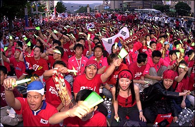 지난 6월 월드컵 경기 당시 광화문에 모인 응원인파. 오늘 오후 6시 광화문에는 축구 응원 대신 촛불 추도행진이 이어질 예정이다. 